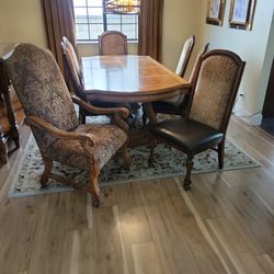 Beautiful Dining Table, 2 Extensions & 8 Chairs