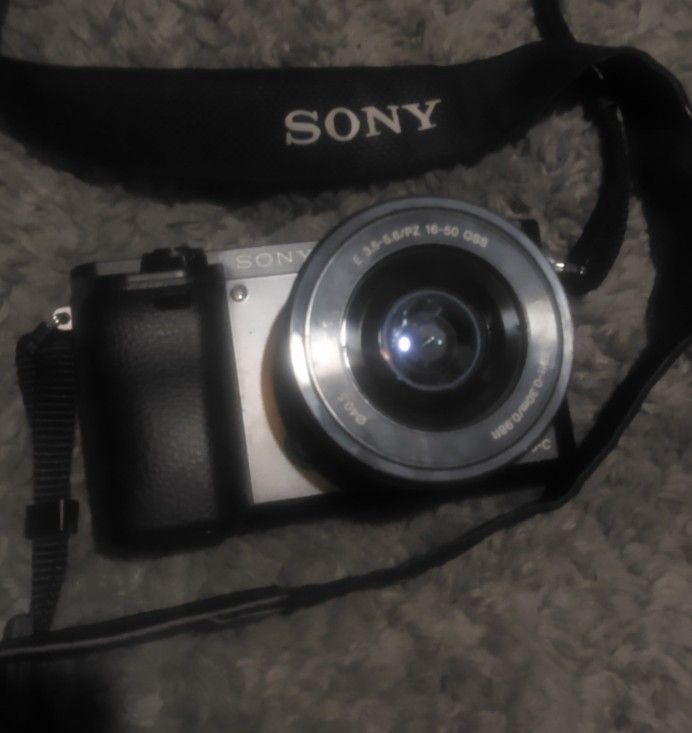 Sony 6000 Mirrorless Camera Like New (Needs Battery)