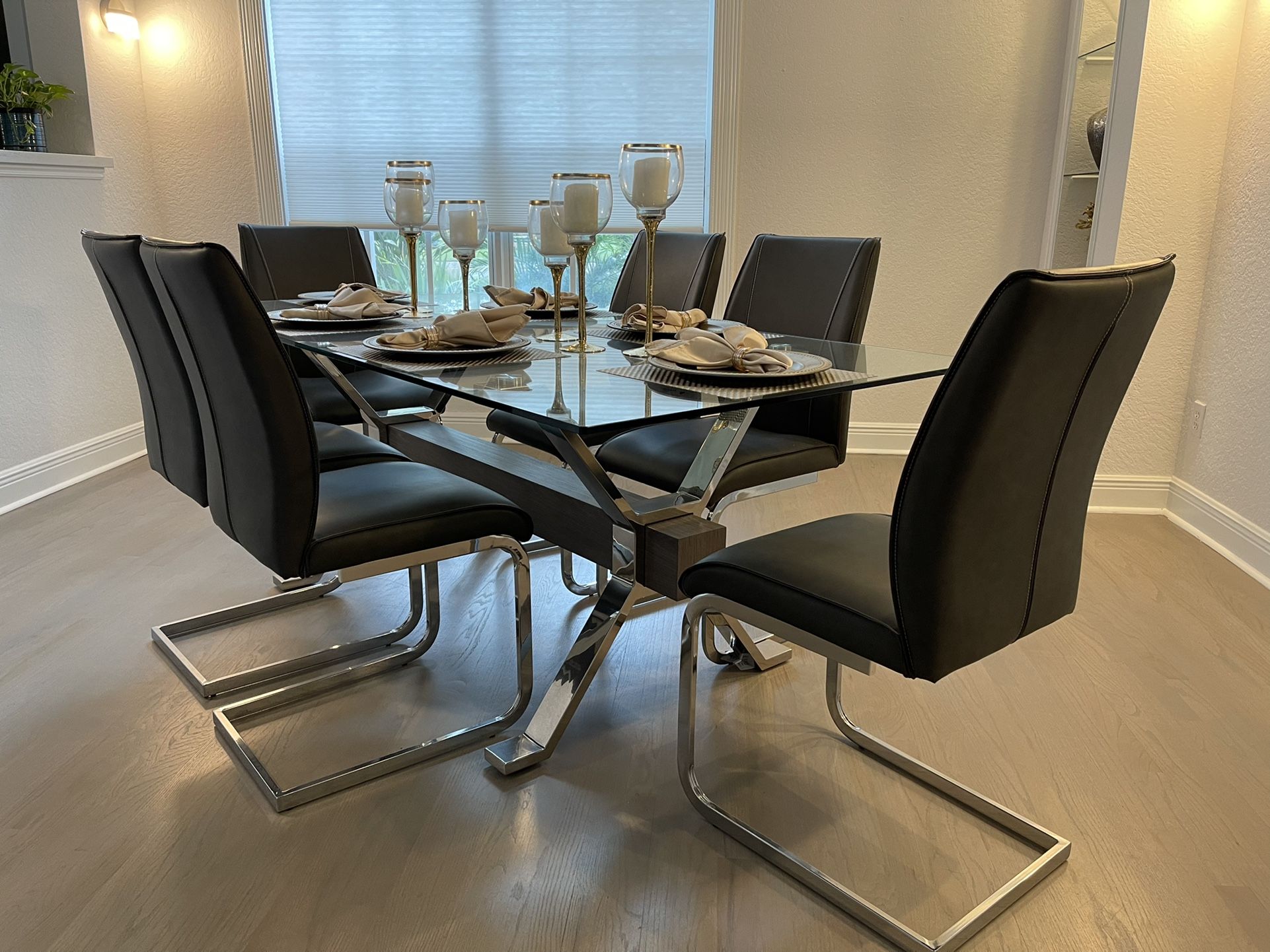 Wyndhall Chrome 5 Pc Rectangle Dining Room (Rooms To Go)