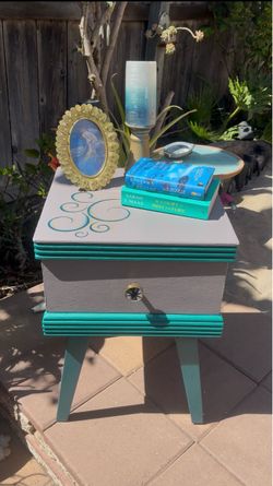 Nice Looking Night Stand /Side Table