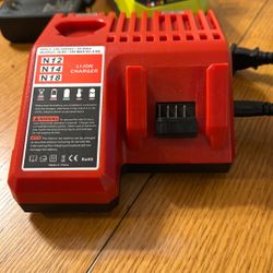 Milwaukee Charger M12 and M18