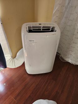 AC PORTABLE TOSHIBA 6000 BTU INCLUDING EXHAUST HOSE,IS TOUCH SCREEN, SLEEP TIMER,MODE CONTROL,WEATHER CONTROL, ON WHEELS EASY MOVE WORKS GREAT 260SQ F