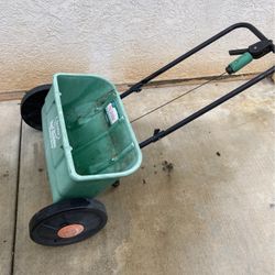 Scott’s Turf Builder Classic Drop Spreader
