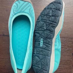 New Woman’s Flats Keen, Size 5