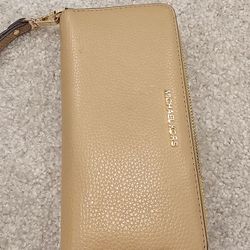Camel Jet Set Travel Large Pebbled Leather Wristlet