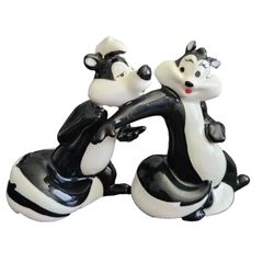 Come To Me Pepe Le Pew and Penelope Salt and Pepper Shakers Magnetic Warner Bros