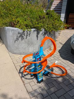 The Hot Wheels Sky Crash Tower Track Set with cars