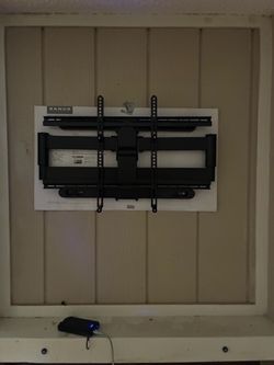 Tv wall mount with guide