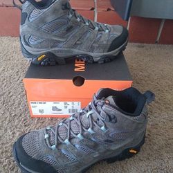 New Women's Merrel Hiking Boots, Size 10