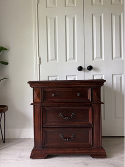 Solid Wood Vintage Nightstand – Heavy Luxury Style