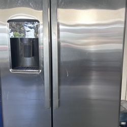GE Stainless Side-by-Side Refrigerator w/ Ice & Water (Great Condition)