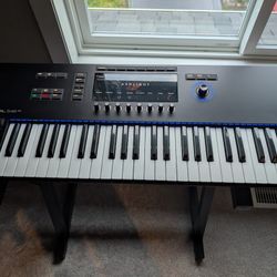 Native Instruments S49 MK3 Keyboard w/ Stand