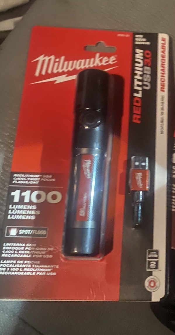 4 MILWAUKEE 1100 LUMEN FLASHLIGHTS