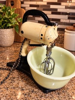 Antique 1930s–1940s Electric Stand Mixer with Bowl & Beaters