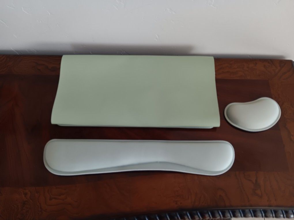 Ergonomic  Silicon Keybord & Mouse Rest