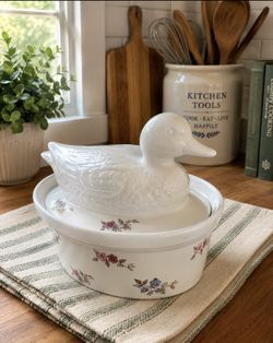 Vintage Ceramic Duck Covered Serving Dish / Farmhouse Decor 🦆