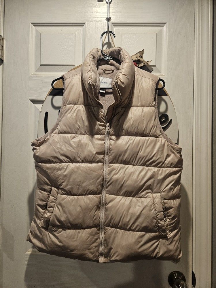 Old Navy Women's Puffer Vest Large