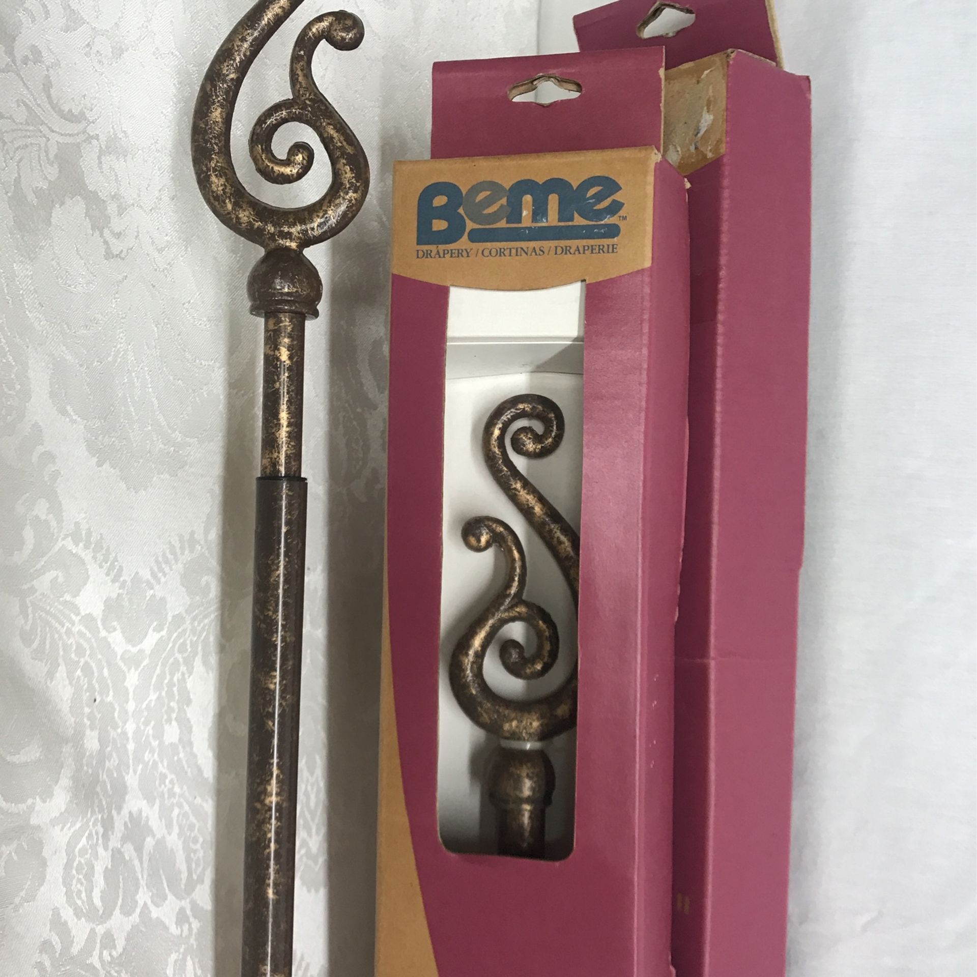 BRAND NEW PAIR OF GOLD LEAF METAL CURTAIN / DRAPERY RODS WITH SCREW IN SCROLLED FINIALS ON EACH END. 48”-84” SEE DESCRIPTION.
