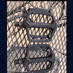 EXPEDO Black Pedals 1/2