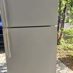Frigidaire Refrigerator / Refrigeradora 