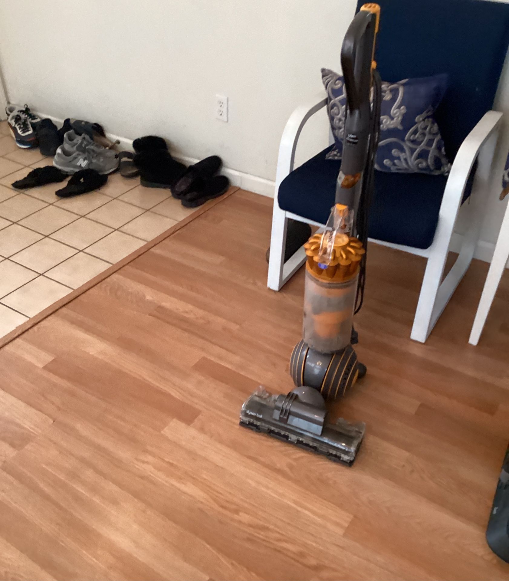 Dyson vacuum cleaner works perfect very good condition