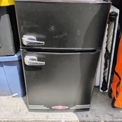 Mini Fridge 