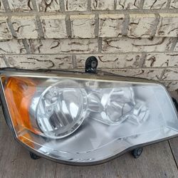 2011-2017 Dodge Grand Caravan/2011-2016 Chrysler Town & Country Headlight (Right Hand)