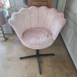 Vanity chair, pink rug, pink blanket, wht pillows