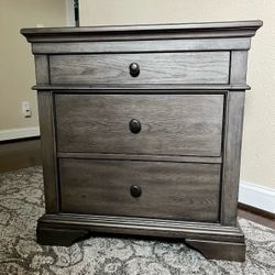 Trisha Yearwood Home Collection Nightstand – Grey, 3 Drawers, Built‑In Outlet
