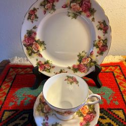 JUEGO DE TAZA Y PLATO DE PORCELANA FLOREADO