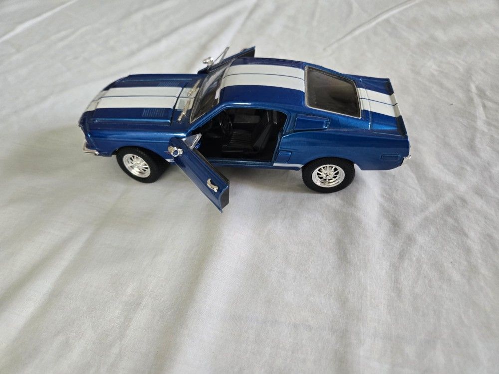 1:24 Scale Die-cast 1968 Shelby GT-500KR