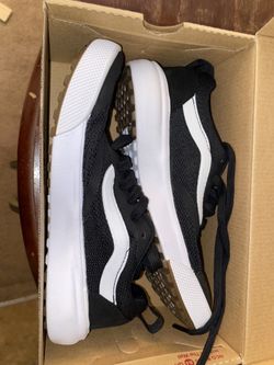 BRAND NEW WOMANS SIZE 6 VANS