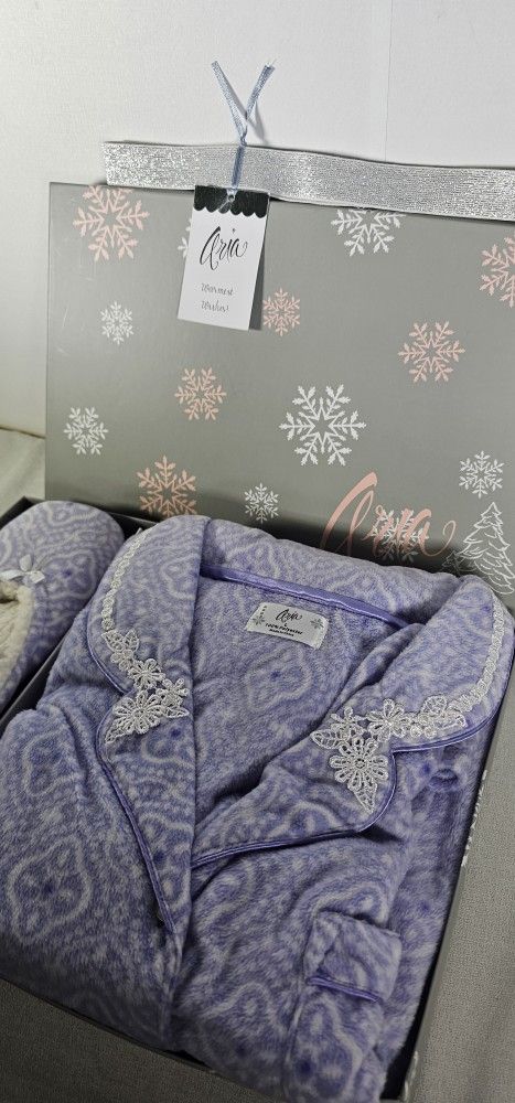 New ARIA Large Purple Two Piece Button Down Set And Slippers