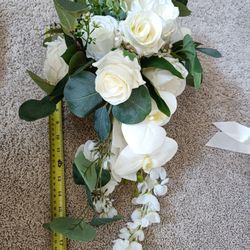 3 Ivory Bridal Bouquets of artificial flowers White, vases not included

Condition is used twice
$70 for largest bouquet
$20 for 2 smaller bouquets

M