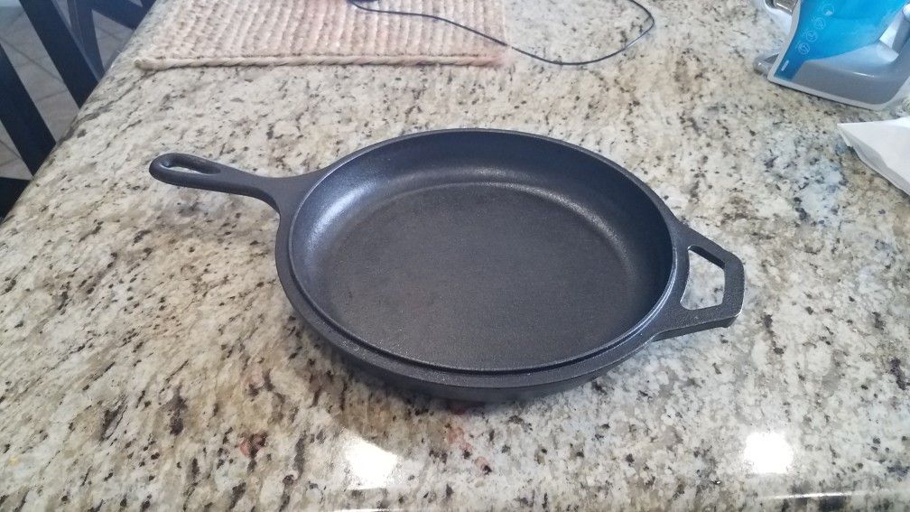 10 inch Lodge cast iron skillet excellent condition as you can see