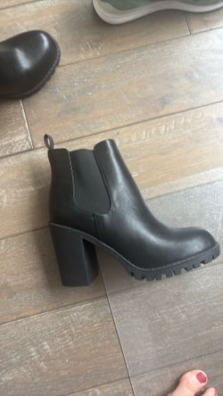 Size 7 women’s black boots