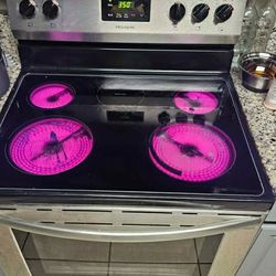 Stove works, great delivery available DF.W