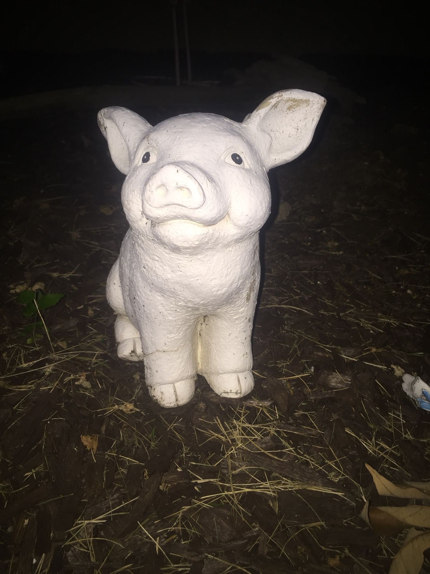 Flying piglet rock yard decoration