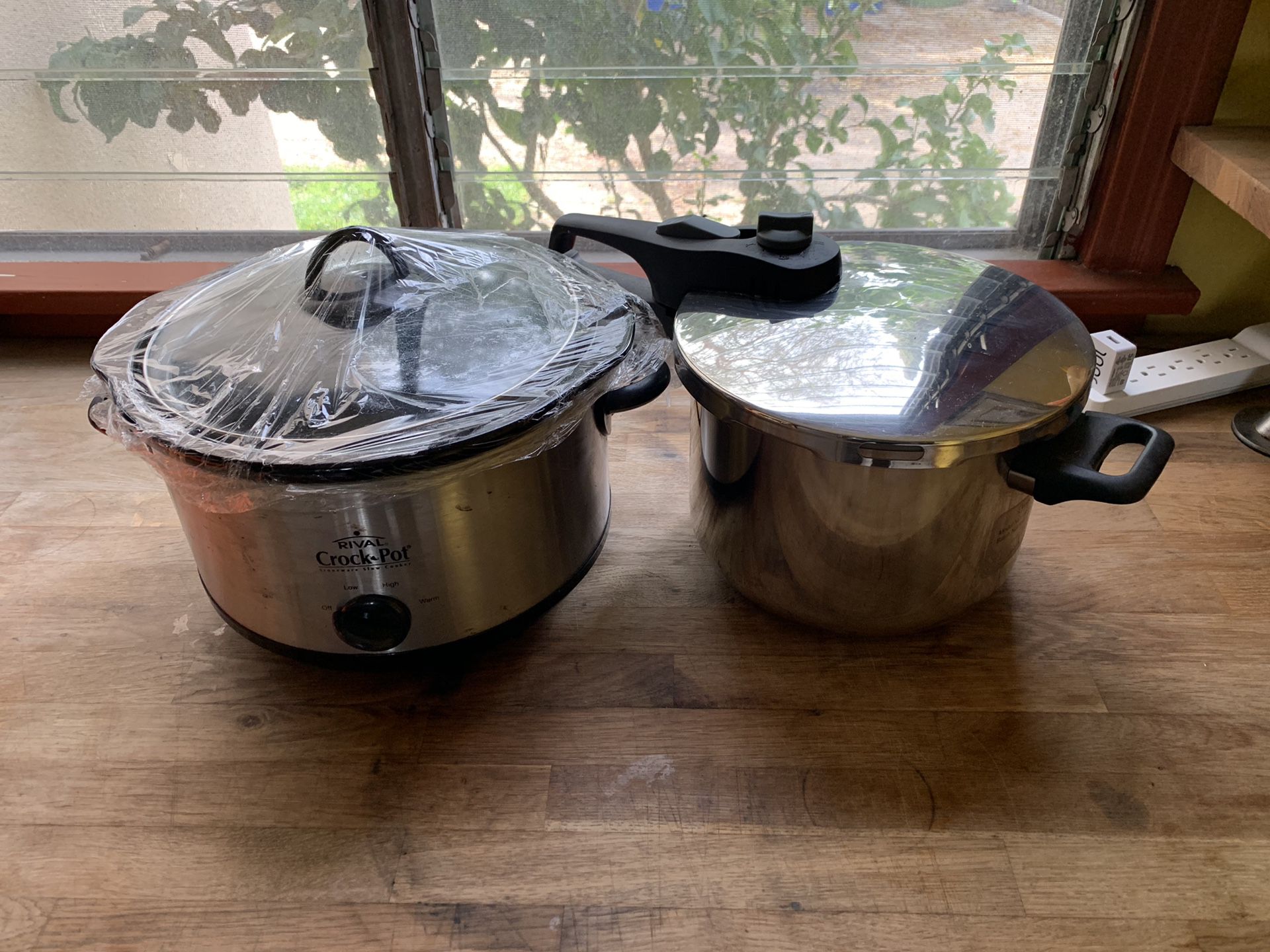 Crock pot/pressure cooker set