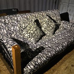 Sofa Cama En Buenas Condiciones Con Almuadas Del Mismo Color 