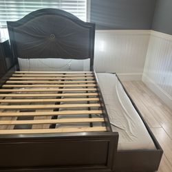 Bedroom Set Full Bed W/Twin Trundle