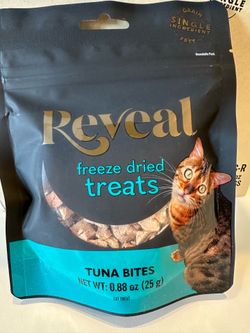 8-pack box Reveal tuna freeze dried cat treats
