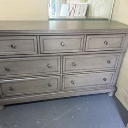 Bedroom Set 2 Night Stands And A Dresser Great Condition 