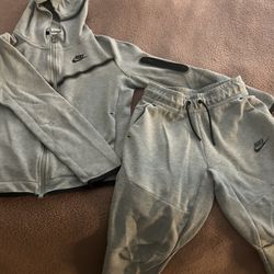 Nike Tech Hoodie And Jogger Set - Size Y Medium