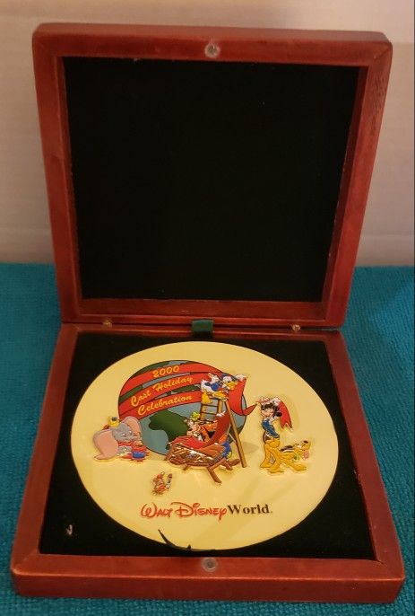 2000 Walt Disney World Cast Holiday Celebration Set of 5 Pins in Wooden Box