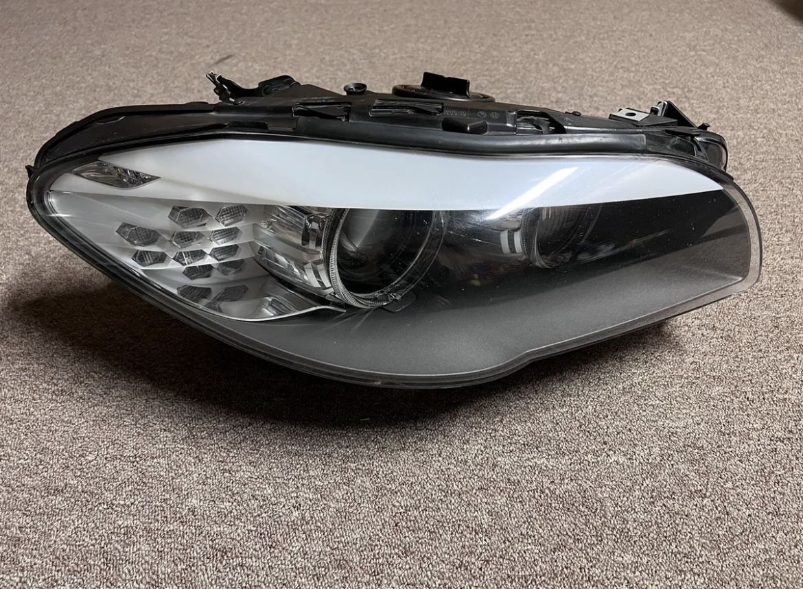 2011 BMW 550i Xdrive Passenger Side Headlight.