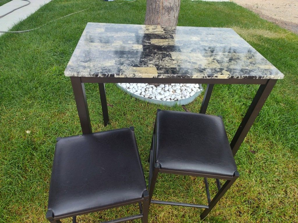 Table With 2 Bar Stools 