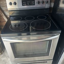 30 Inch Electric Range with 5 Heating Elements, 5.3 cu. ft. Capacity, Store-More™ Drawer, SpaceWise® Expandable Elements, One-Touch Self Clean, Quick 