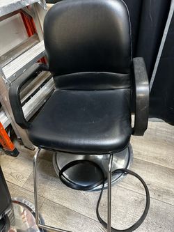 Hairstylist Salon Chair – Good Condition (Needs Minor Fix)