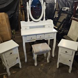 Vintage Style Makeup Vanity Set With End Tables 